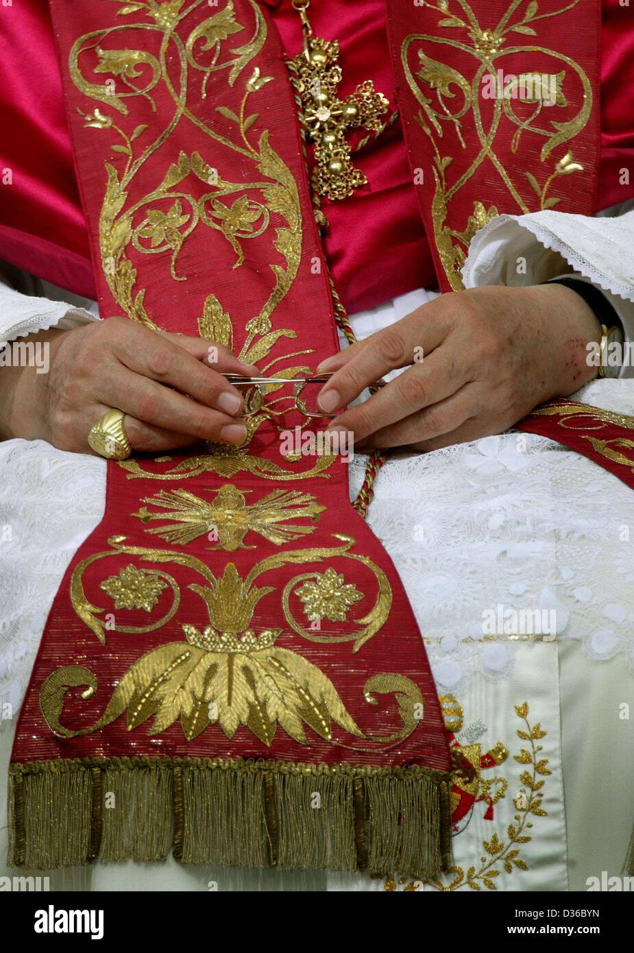 Pope Hand (dpa) - The hands of Pope Benedict XVI are pictured as he reads a ...