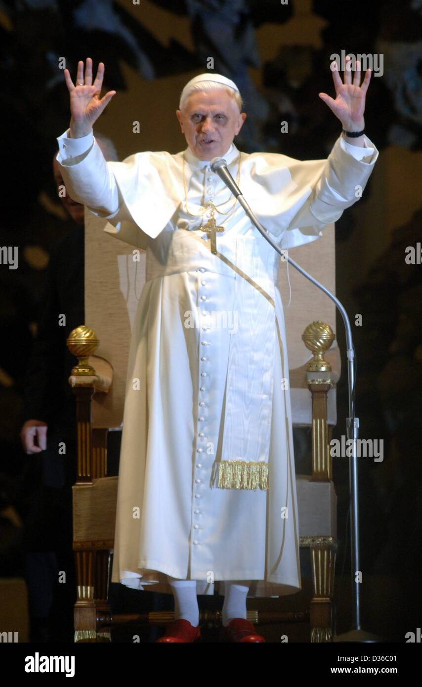 dpa) - Pope Benedict XVI stands in front of a microphone and gestures as he  greets several thousand journalists in the reception hall at the Vatican in  Rome, Italy, 23 April 2005.