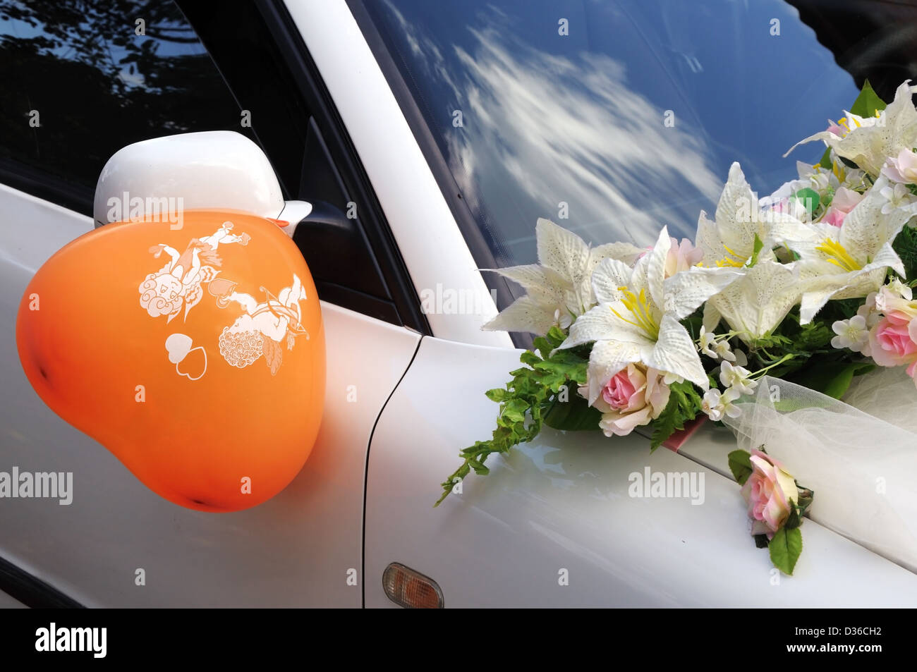 Wedding car decoration with flowers and ball Stock Photo - Alamy