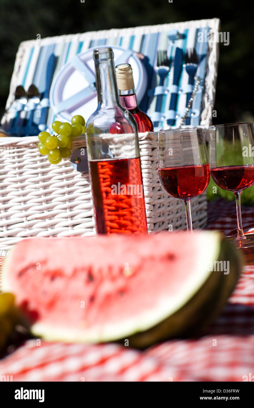 Wine and picnic basket on the grass Stock Photo - Alamy