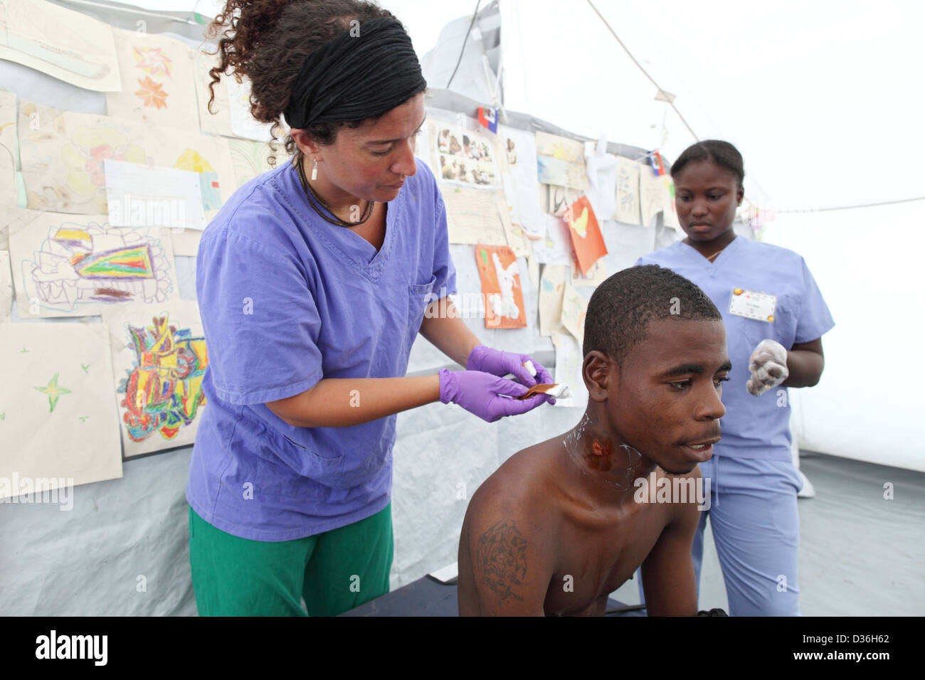 Carrefour, Haiti, a Canadian Aerztin supplied a gunshot wound to the neck Stock Photo