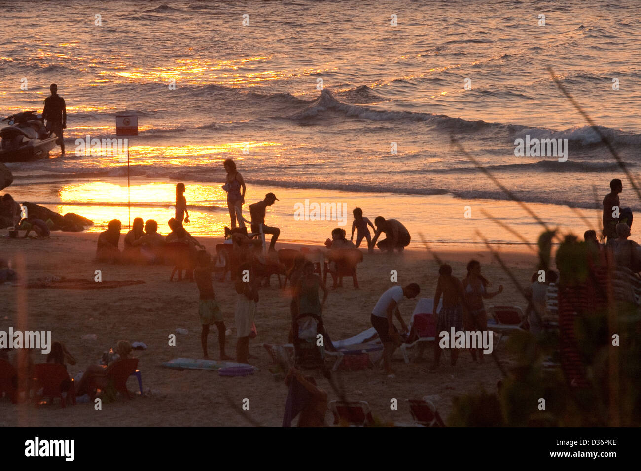 Family sunset hi-res stock photography and images - Alamy