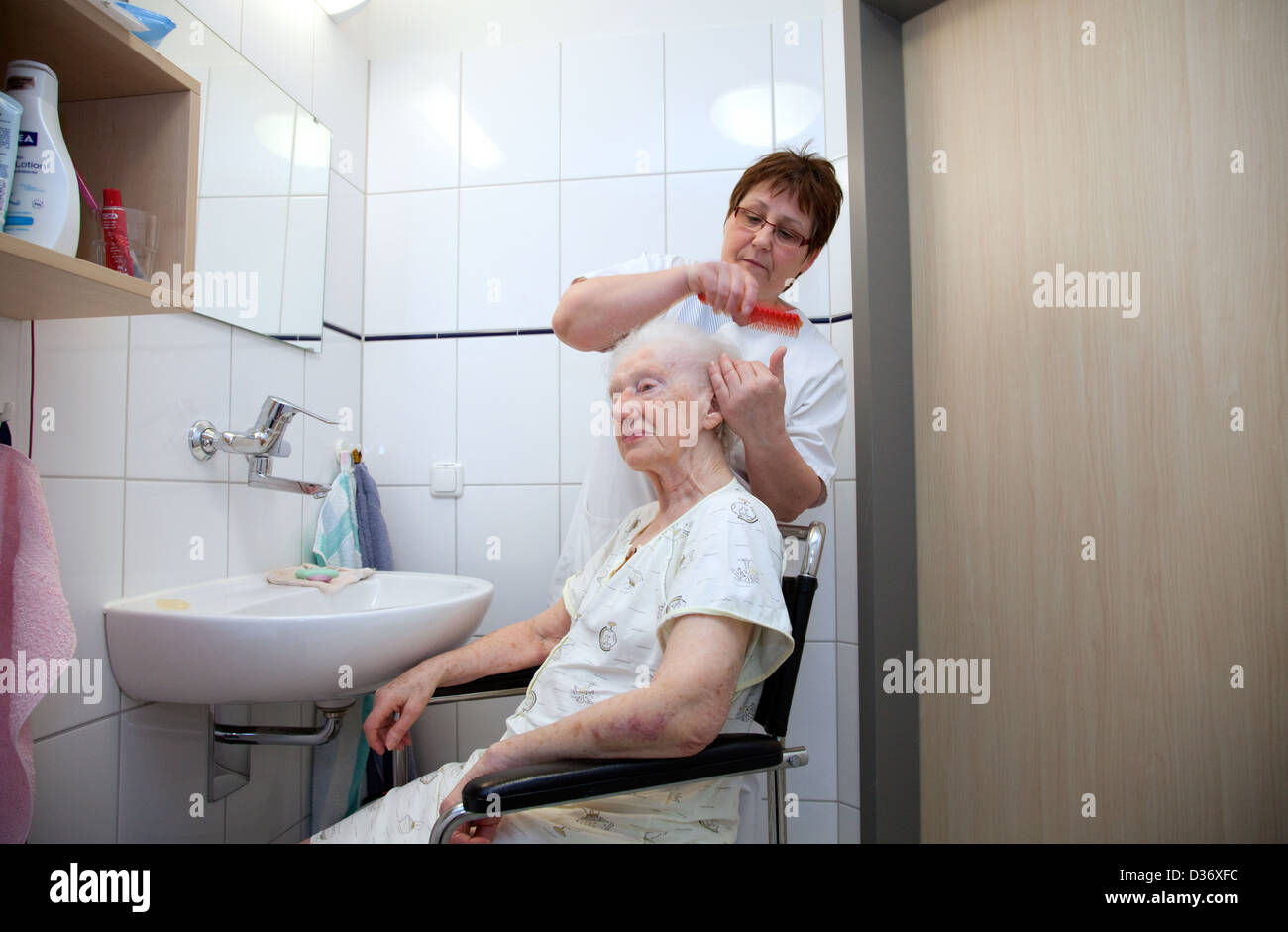 Nurse bath patient hires stock photography and images Alamy