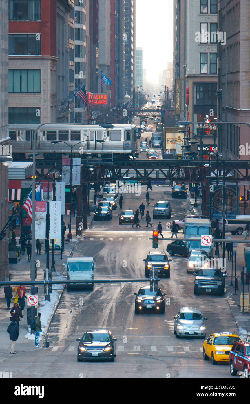 Chicago, Illinois. Aerial view of Monroe Street and traffic. CTA train  above circling the "Loop" on the EL Tracks Stock Photo - Alamy