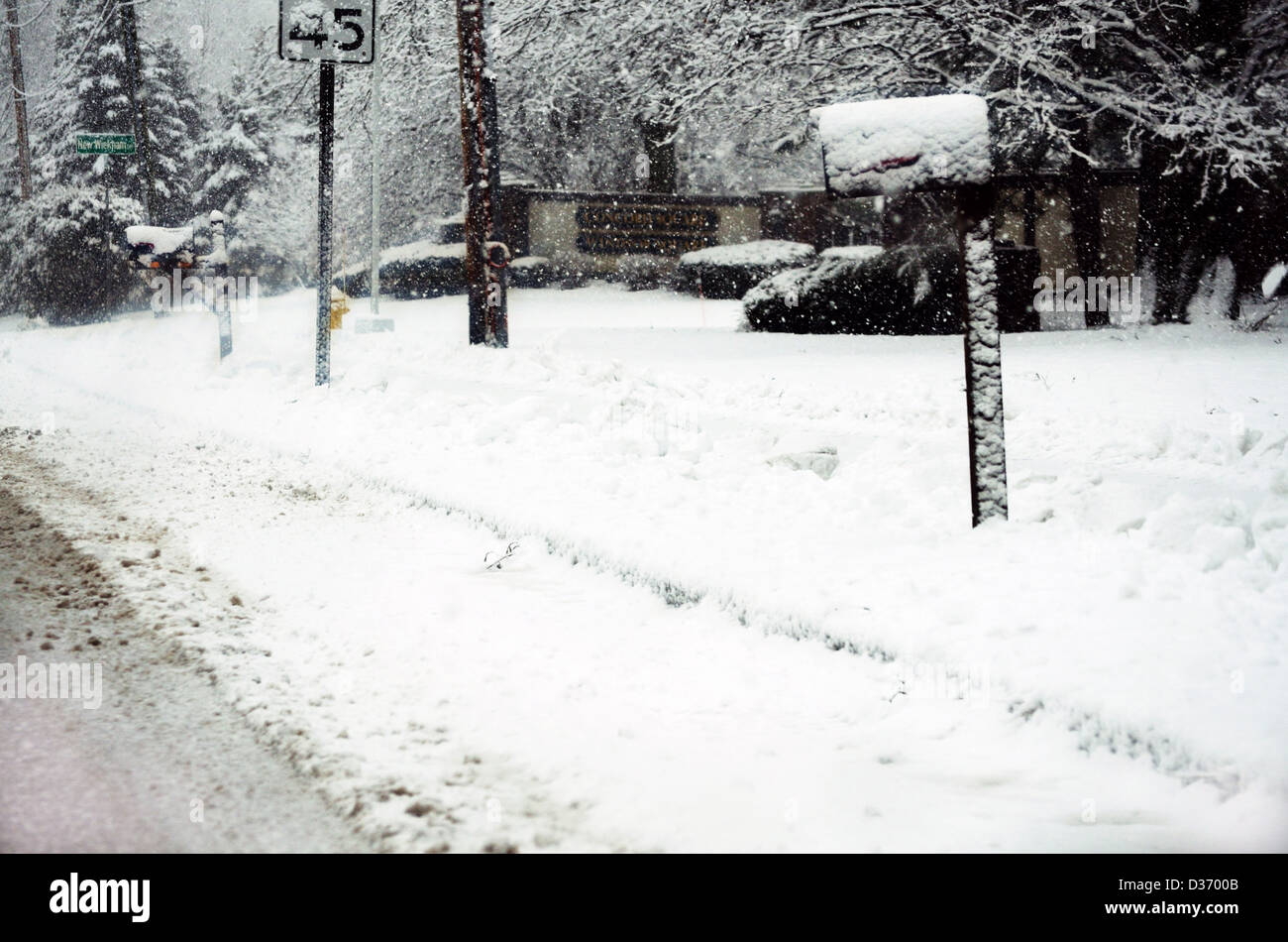 Driving in heavy snow blizzard usa hi-res stock photography and images ...