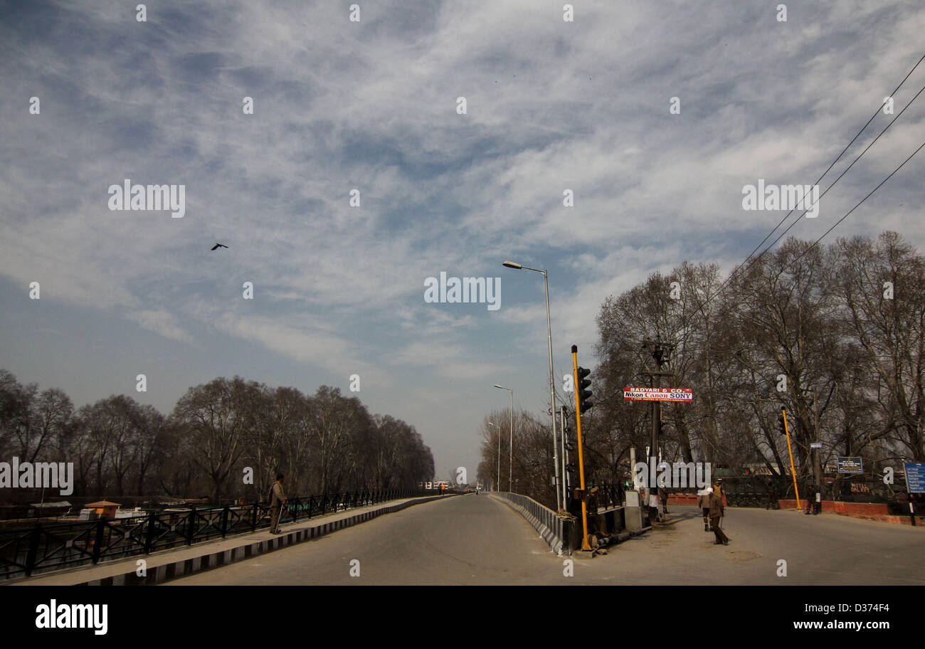 Srinagar, Kashmir, India. 12th February 2013. A view of deserts road during a curfew in Srinagar, the summer capital of indian kashmir on 12,2, 2013. India hanged Mohammad Afzal Guru, a Kashmiri man, on Saturday for an attack on the country's parliament in 2001, sparking clashes in Kashmir between protesters and police. Security forces had imposed a curfew in parts of Kashmir and ordered people off the streets.Photo/Altaf Zargar/Zuma Press (Credit Image: Credit: Altaf Zargar/ZUMAPRESS.com/Alamy Live News) Stock Photo