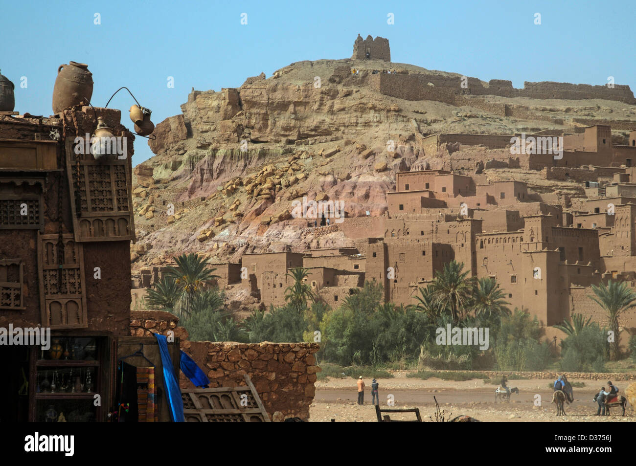 Aït-Ben-Haddou, Blick auf die Festung, aus Lehm gemauert, Südseite des Hohen Atlas, marrokanische Souvenirs im Vordergrund links Stock Photo
