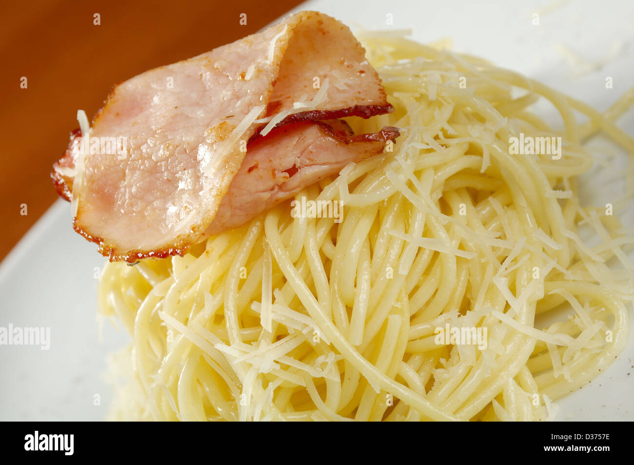 spaghetti carbonara on bowl Stock Photo - Alamy