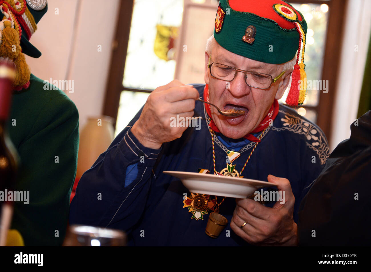 The Minister President of Baden-Wuerttemberg Winfried Kretschmann (The Greens-3-R) eats at the traditional carnival celebrations on Shrove Tuesday in Riedlingen, Germany, 12 February 2013. Photo: Felix Kästle./dpa/Alamy Live News Stock Photo