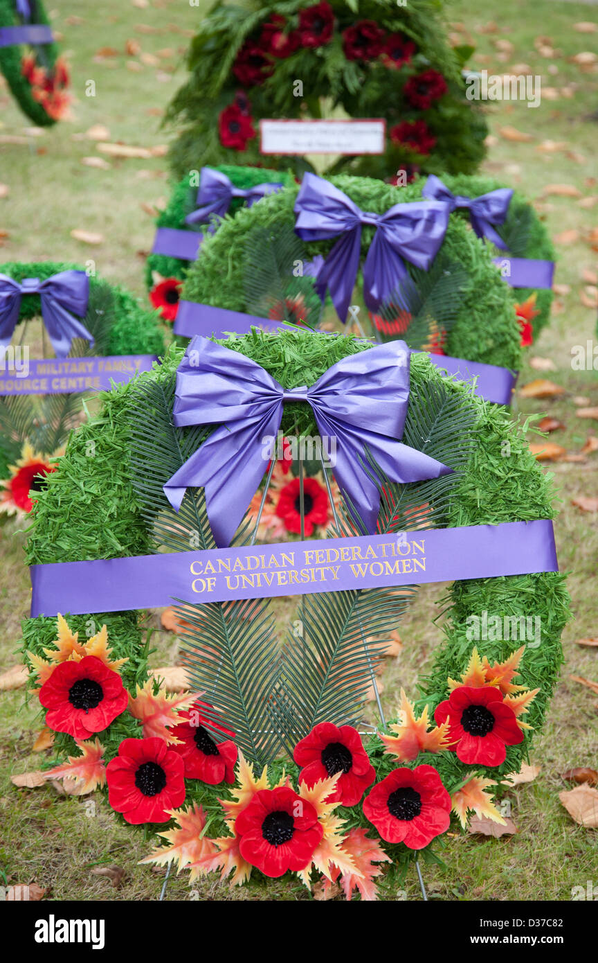 Remembrance Day wreaths covered in poppies Stock Photo Alamy