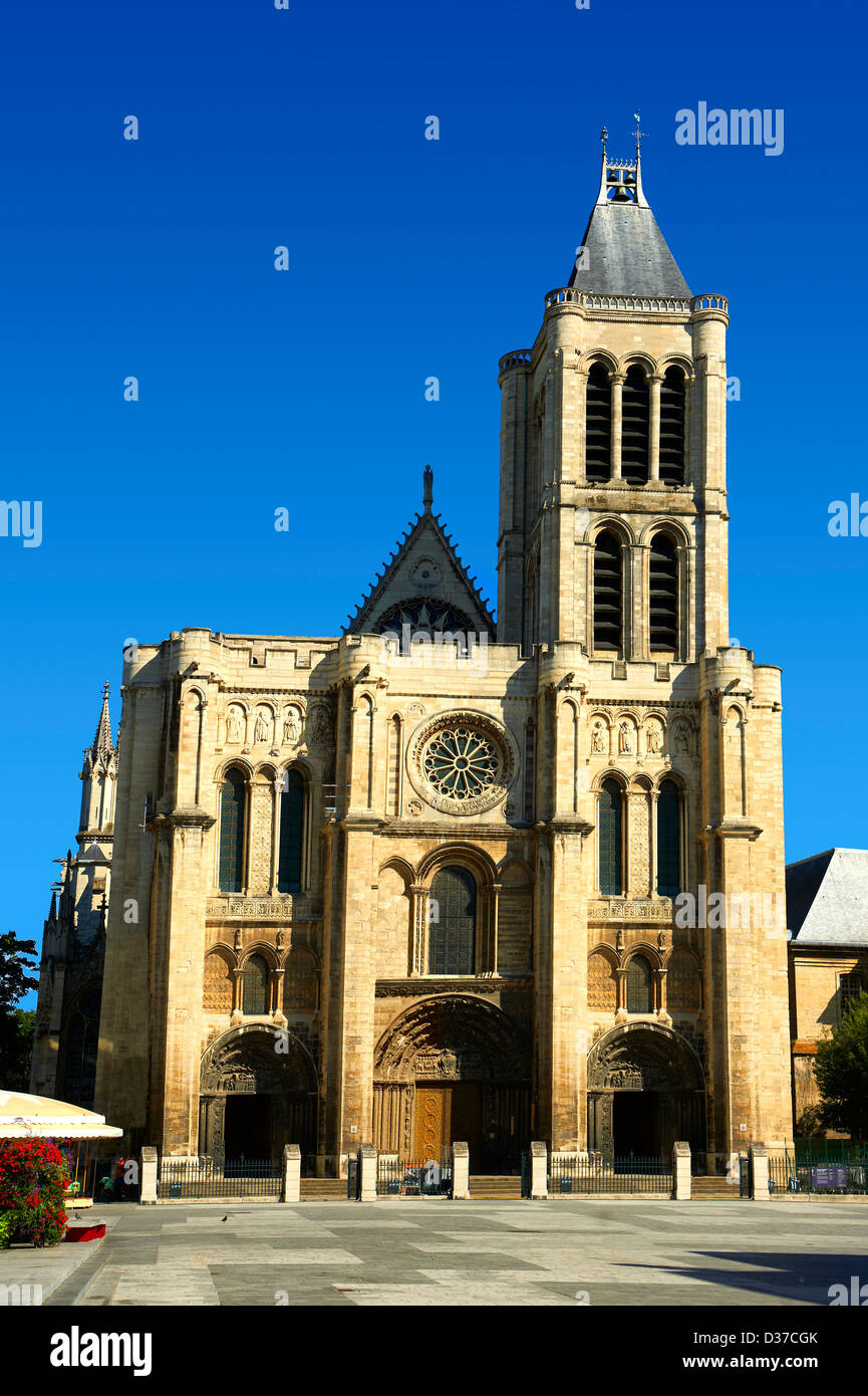 The early Gothic west facade (1135-40) of the Cathedral Basilica of Saint Denis ( Basilique Saint-Denis ) Paris, France. Stock Photo