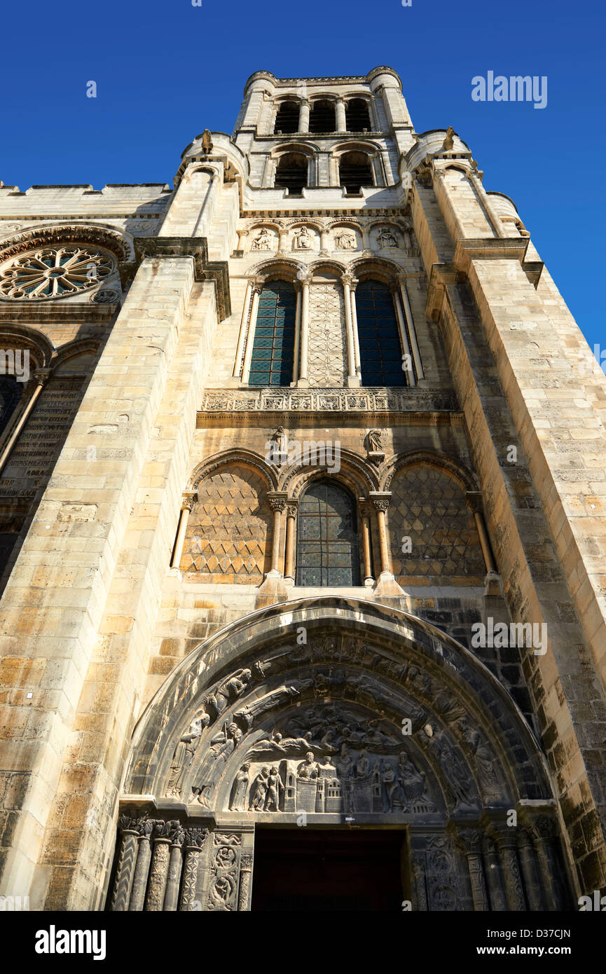 The early Gothic west facade (1135-40) of the Cathedral Basilica of Saint Denis ( Basilique Saint-Denis ) Paris, France. Stock Photo