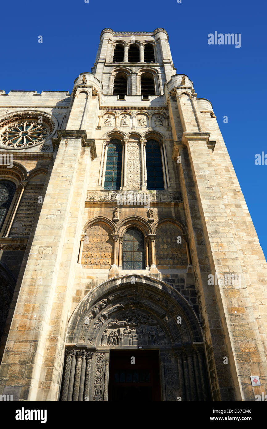 The early Gothic west facade (1135-40) of the Cathedral Basilica of Saint Denis ( Basilique Saint-Denis ) Paris, France. Stock Photo