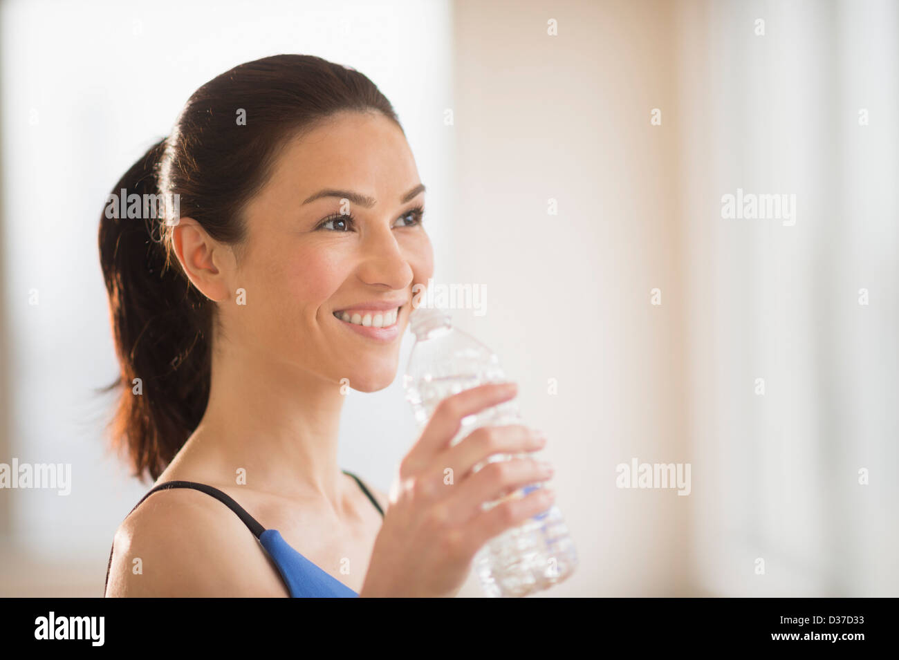 USA, New Jersey, Jersey City, Woman drinking water in gym Stock Photo Alamy
