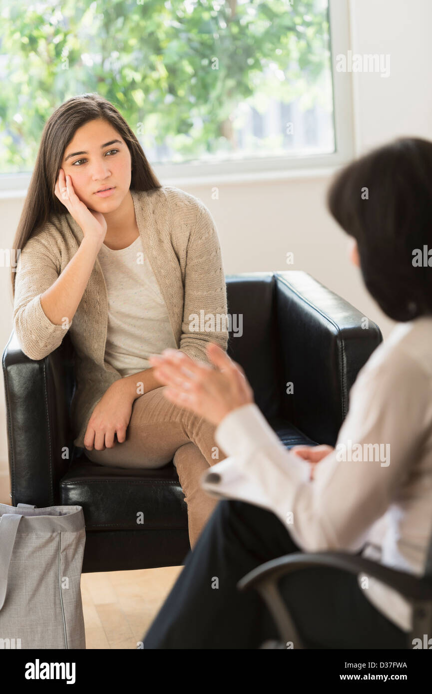 USA, New Jersey, Jersey City, Teenage girl (1617) talking to therapist