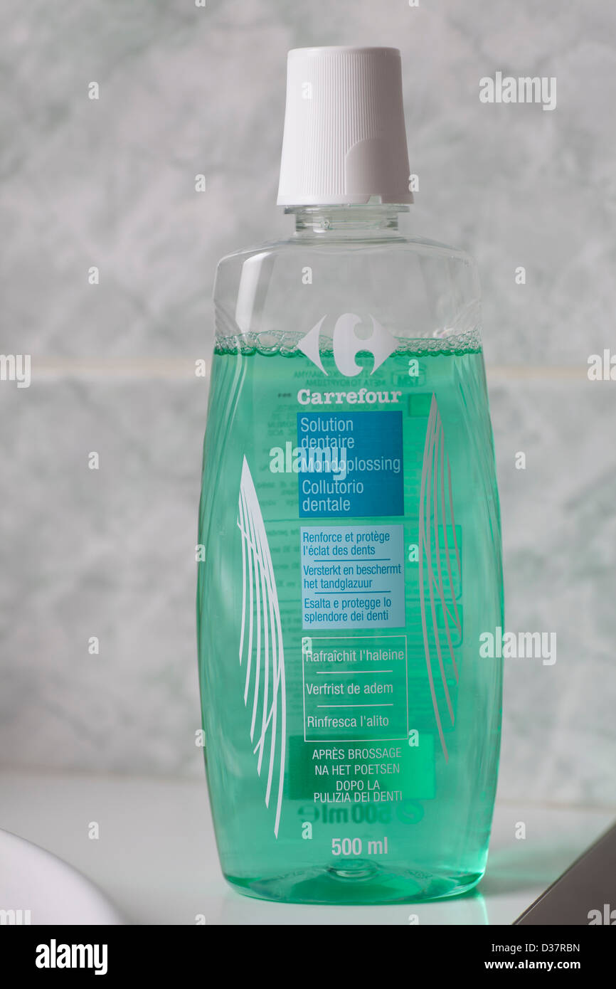Carrefour ownbrand bottle of mouthwash with French, Dutch and Spanish
