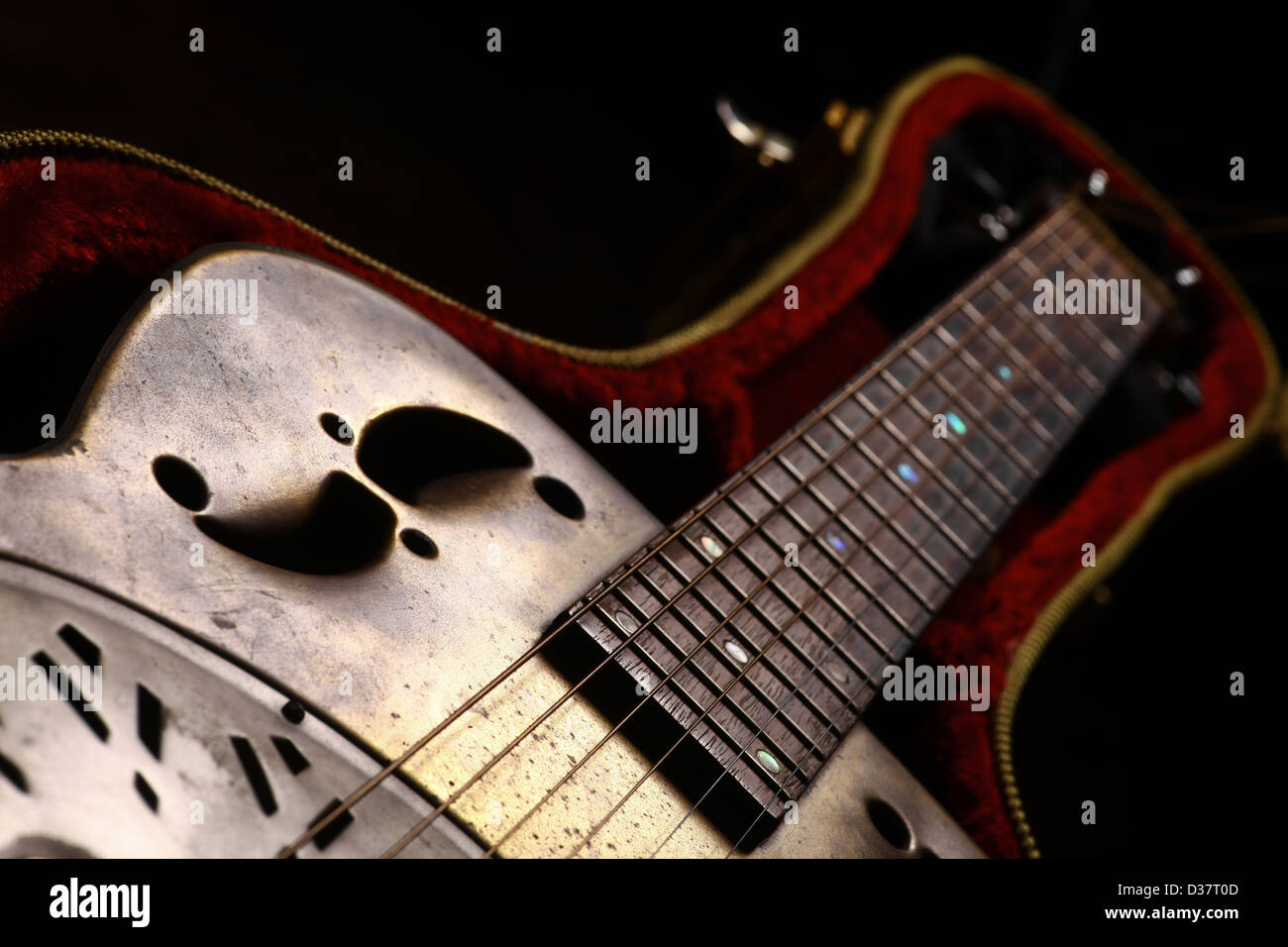 Vintage guitar case hi-res stock photography and images - Alamy