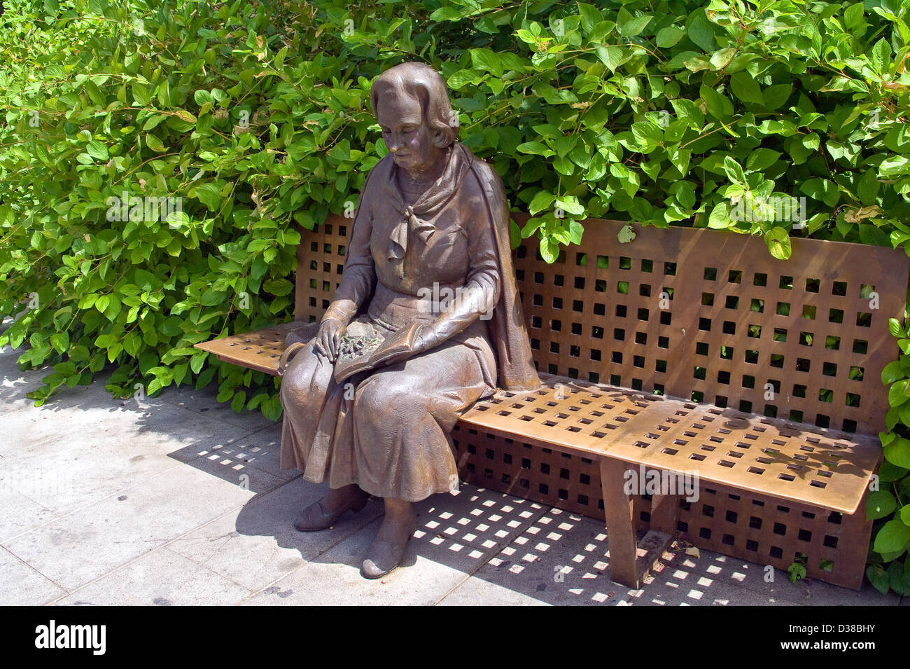 Bronze statue of a woman sitting on a bench in the Triunfo Garden in