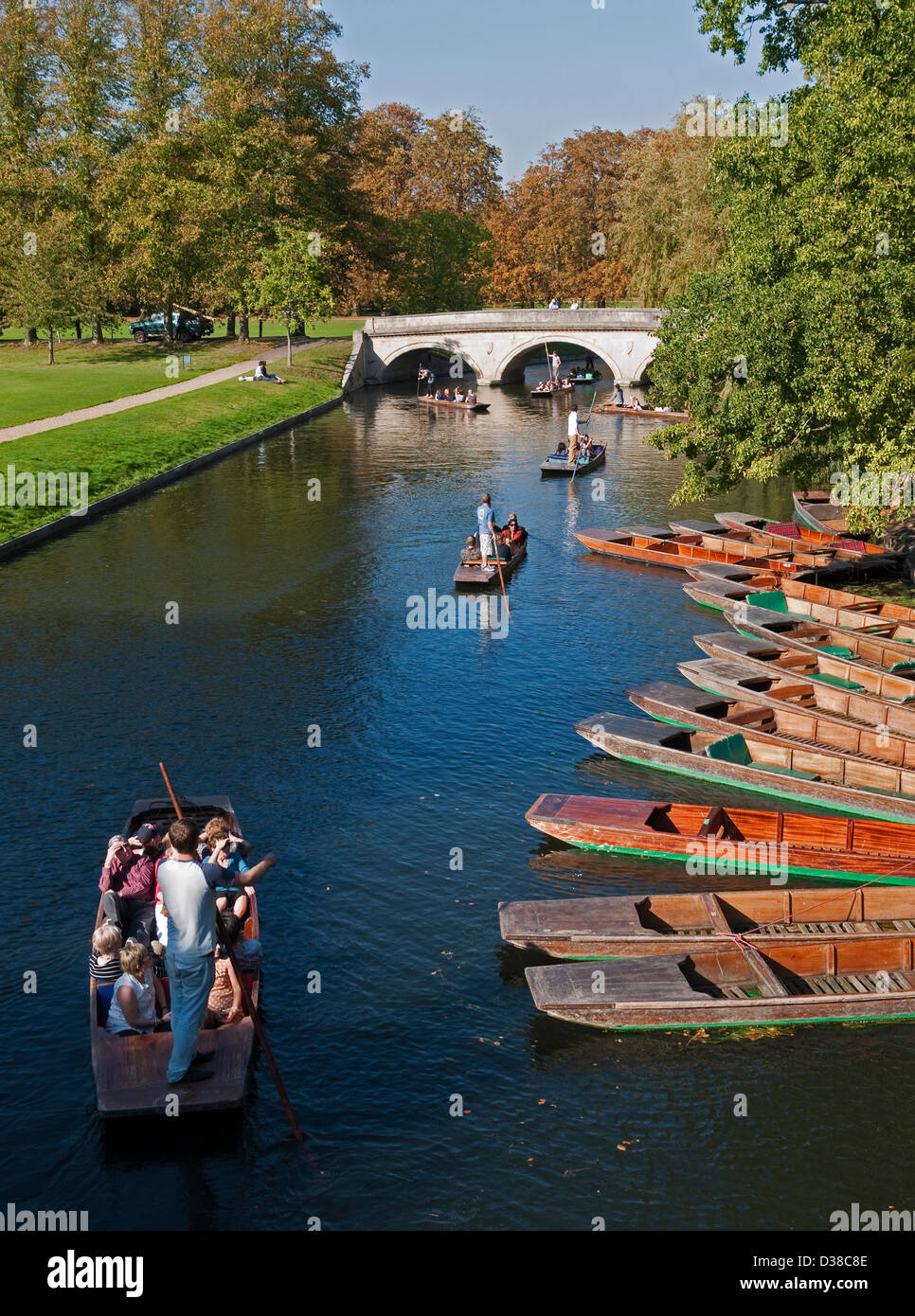 Punting on the River Cam, near Kings Bridge, beside Kings College, Cambridge, England Stock Photo