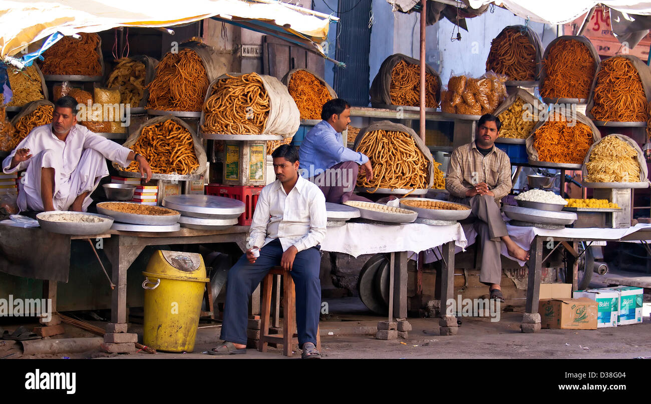 Street Food Vendor Selling Indian Snacks Stock Photo - Alamy