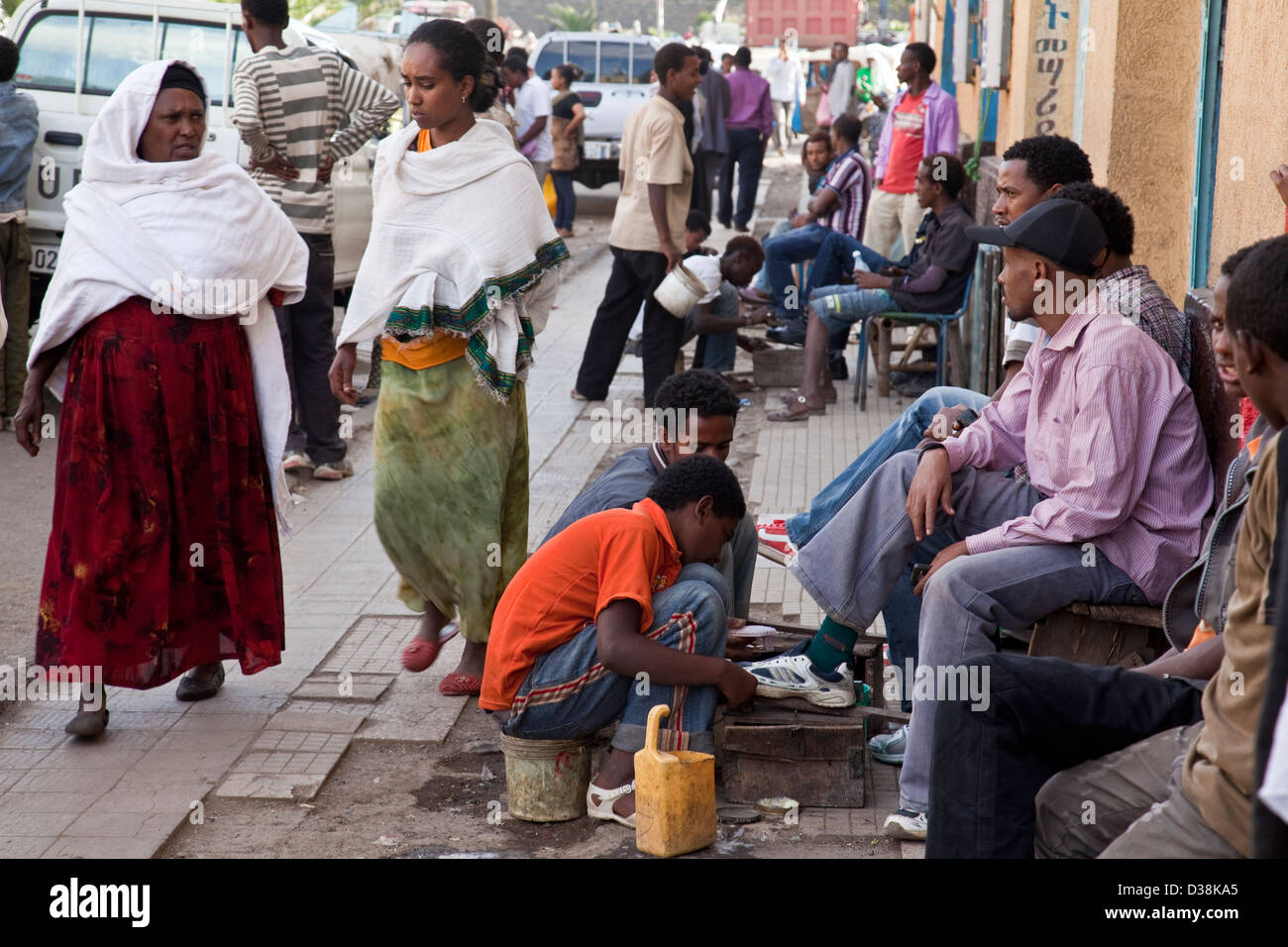 Shoe shine street africa hi-res stock photography and images - Alamy