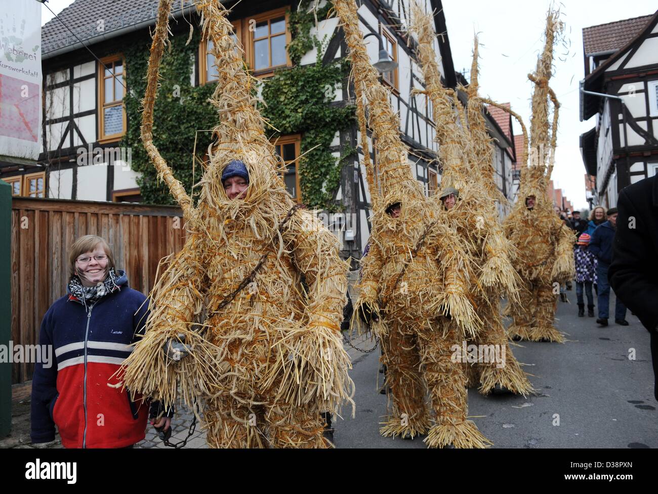 https://c8.alamy.com/comp/D38PXN/heldra-germany-13th-february-2013-straw-bears-are-driven-through-the-D38PXN.jpg