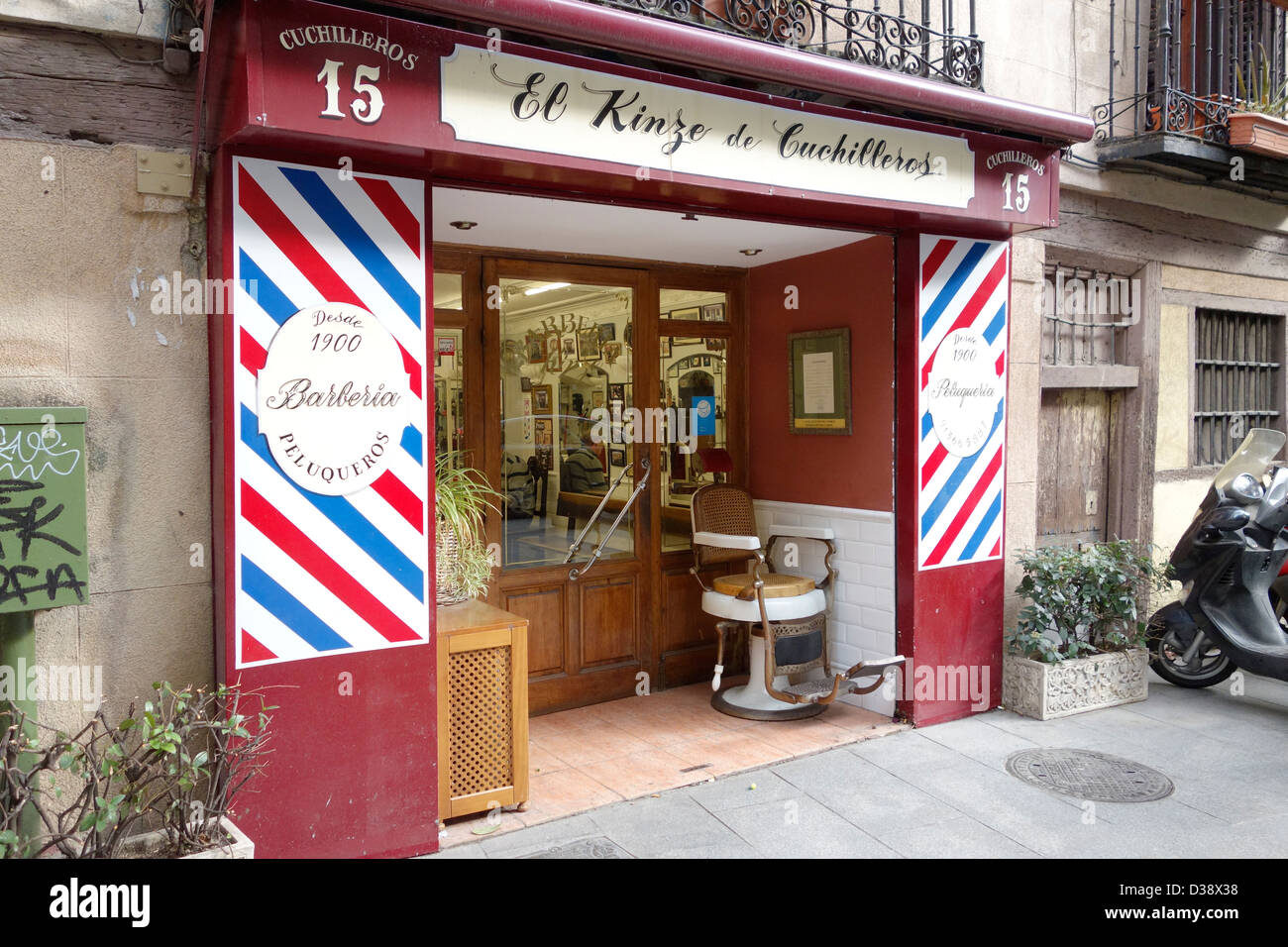 barber shop madrid spain calle cuchilleros Stock Photo Alamy