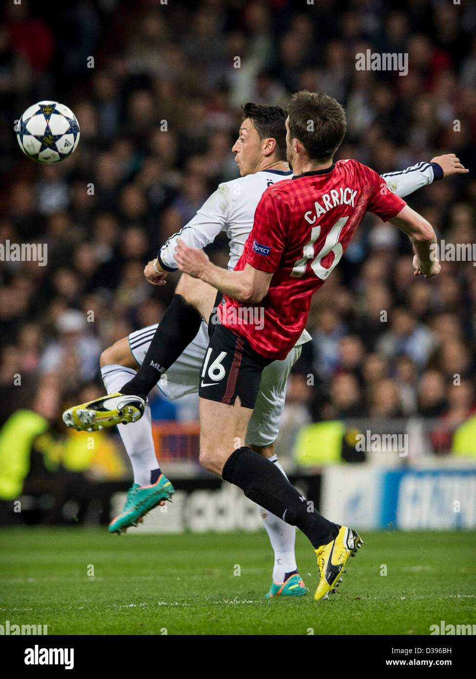 Madrid, Spain. 13th Feb, 2013.  Midfielder Michael Carrick of Manchester United (R) challenges for the ball with Midfielder Mesut Ozil of Real Madrid during the Champions League game between Real Madrid and Manchester United Saint Germain from the Mestalla Stadium. Credit:  Action Plus Sports Images / Alamy Live News Stock Photo