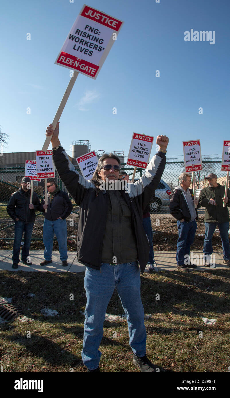 Warren, Michigan, USA. 13th February 2013. Members of the United Auto Workers picket a Flex-N-Gate plant, supporting a campaign to unionize the auto parts supplier. The union criticizes the company for low pay and hazardous working conditions. Credit:  Jim West / Alamy Live News Stock Photo