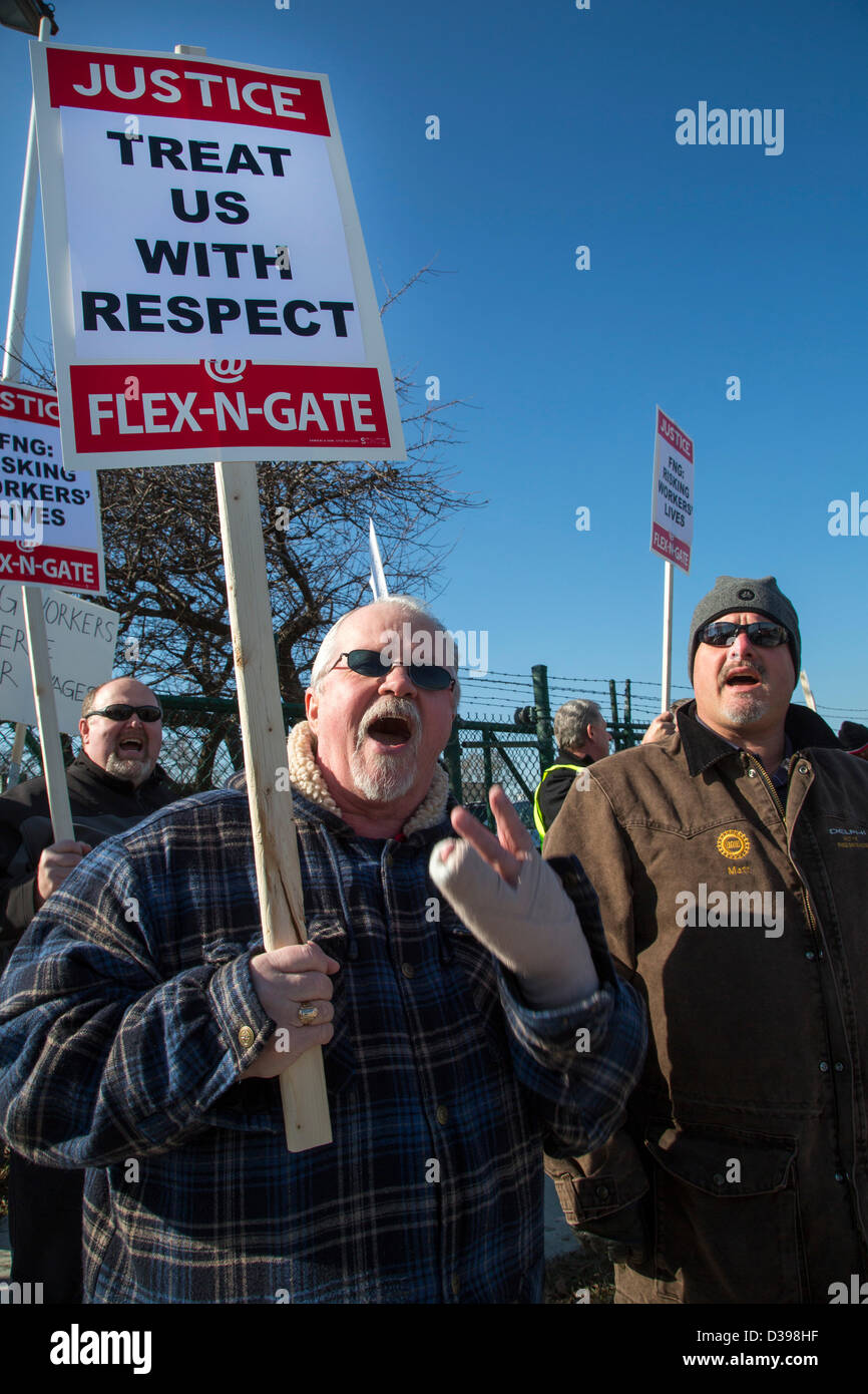Warren, Michigan, USA. 13th February 2013. Members of the United Auto Workers picket a Flex-N-Gate plant, supporting a campaign to unionize the auto parts supplier. The union criticizes the company for low pay and hazardous working conditions. Credit:  Jim West / Alamy Live News Stock Photo