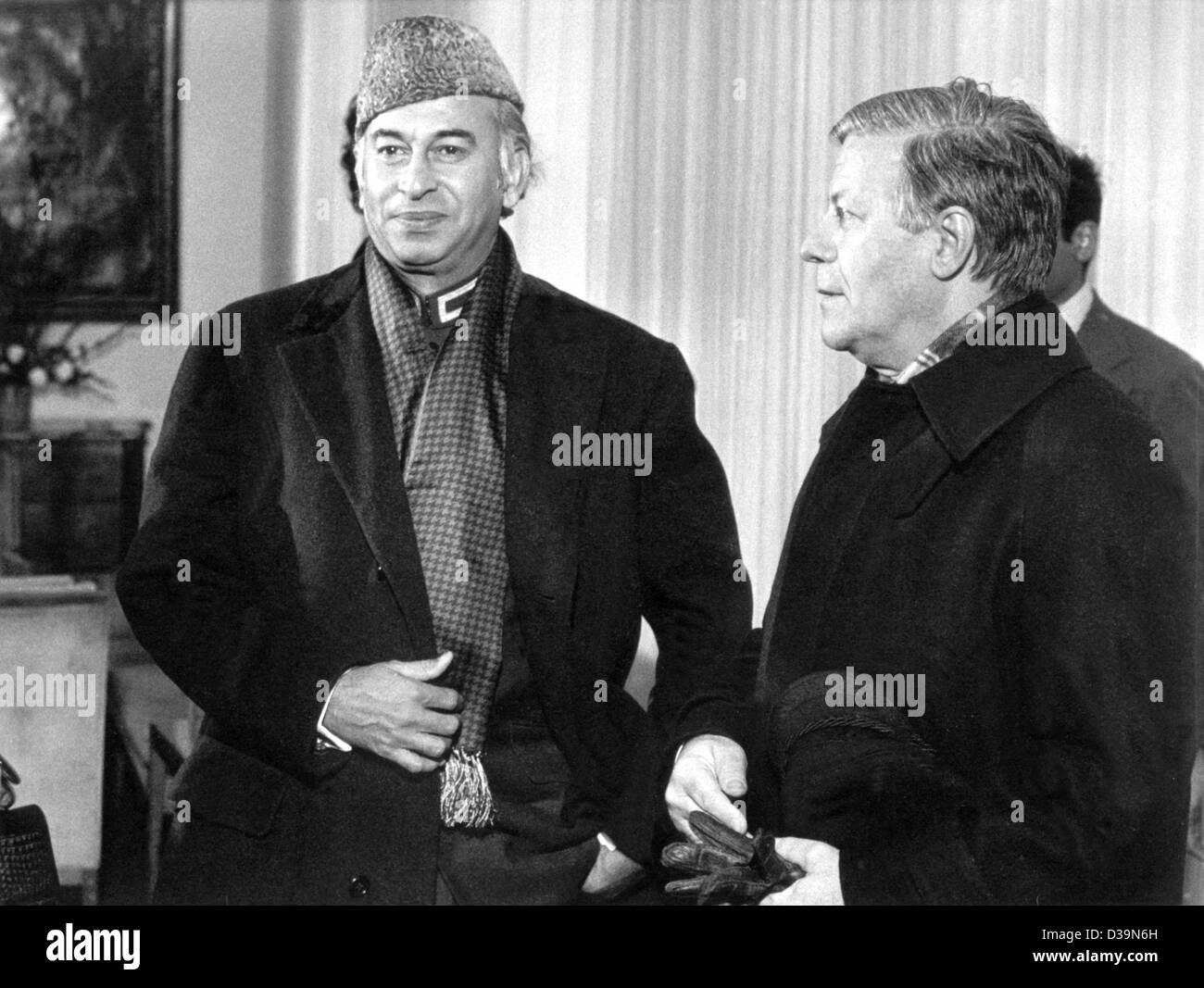 (dpa) - Zulfikar Ali Bhutto (L), Pakistani Prime Minister, on his visit with German Chancellor Helmut Schmidt (R) in Bonn/Germany, 18 February 1976. Bhutto came to power after the elections in West Pakistan in 1970 (East Pakistan then became Bangladesh) and ruled the country successfully until 1977. Stock Photo