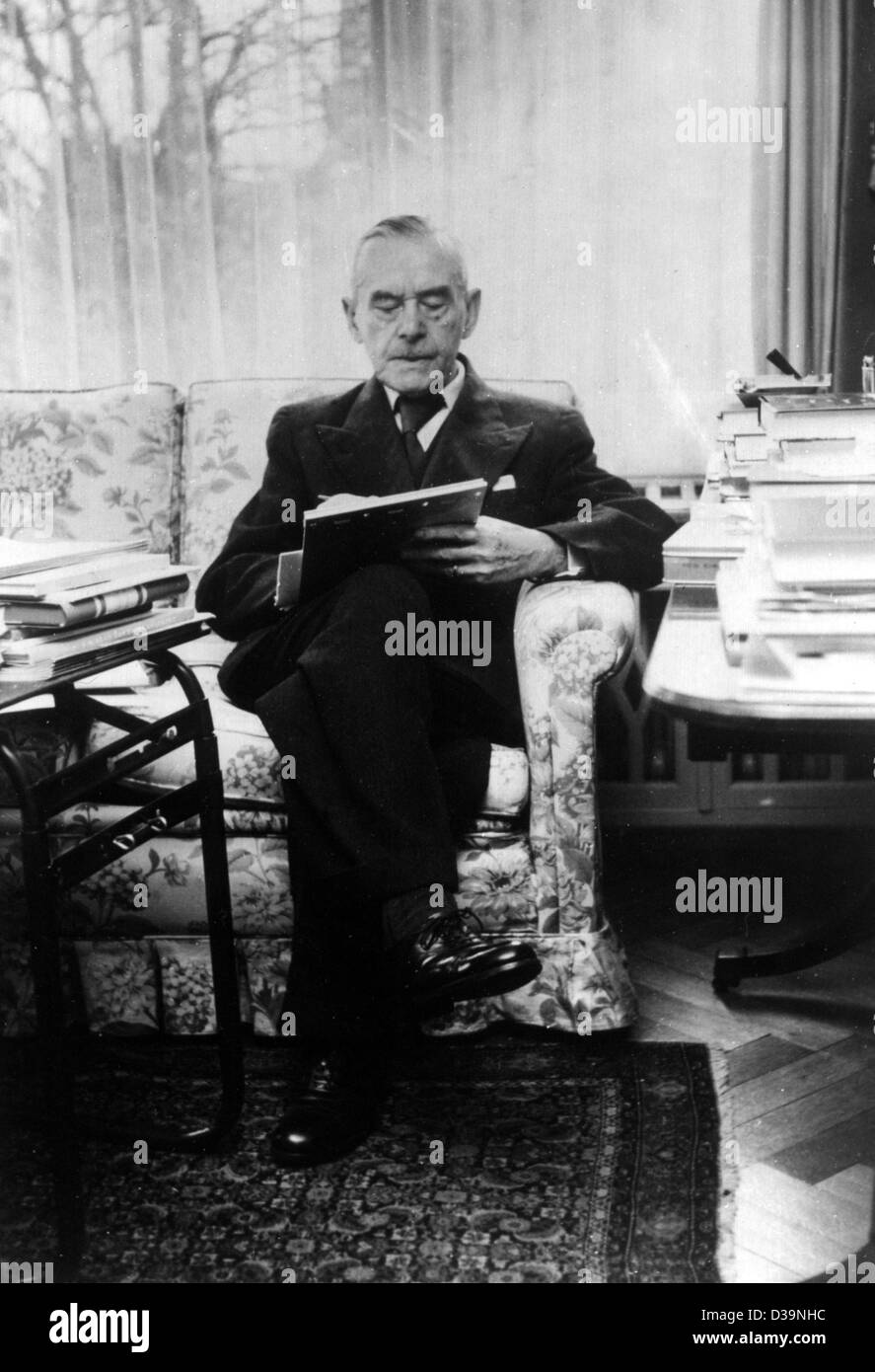(dpa) - German author and Noble Prize winner Thomas Mann, photographed in his home in Kilchberg near Zurich in 1955. His first novel 'Buddenbrooks' (1901) made him world-famous. Other important works are 'Death in Venice' (1912), 'The Magic Mountain' (1924) and 'Confessions of Felix Krull' (1954). H Stock Photo