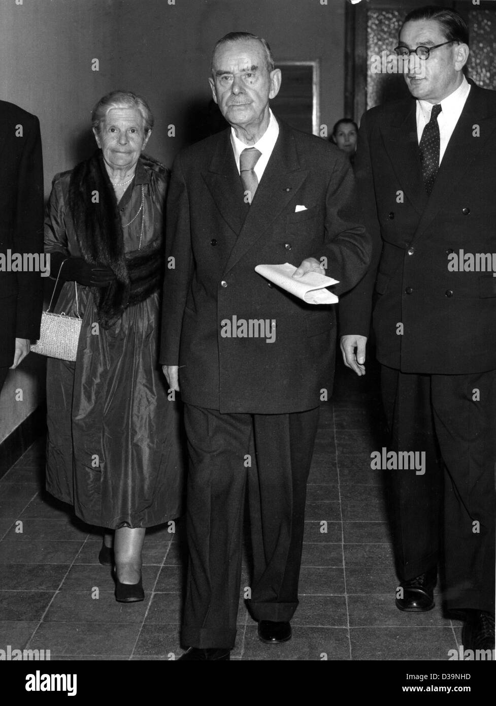 (dpa) - German author Thomas Mann (C) and his wife Katja at the University of Cologne, 24 August 1954 accompanied by Professor Dr. Emmerich (R). Mann had read from his novel 'Confessions of Felix Krull'. His first novel 'Buddenbrooks' (1901) had already made him world-famous. Other important works a Stock Photo
