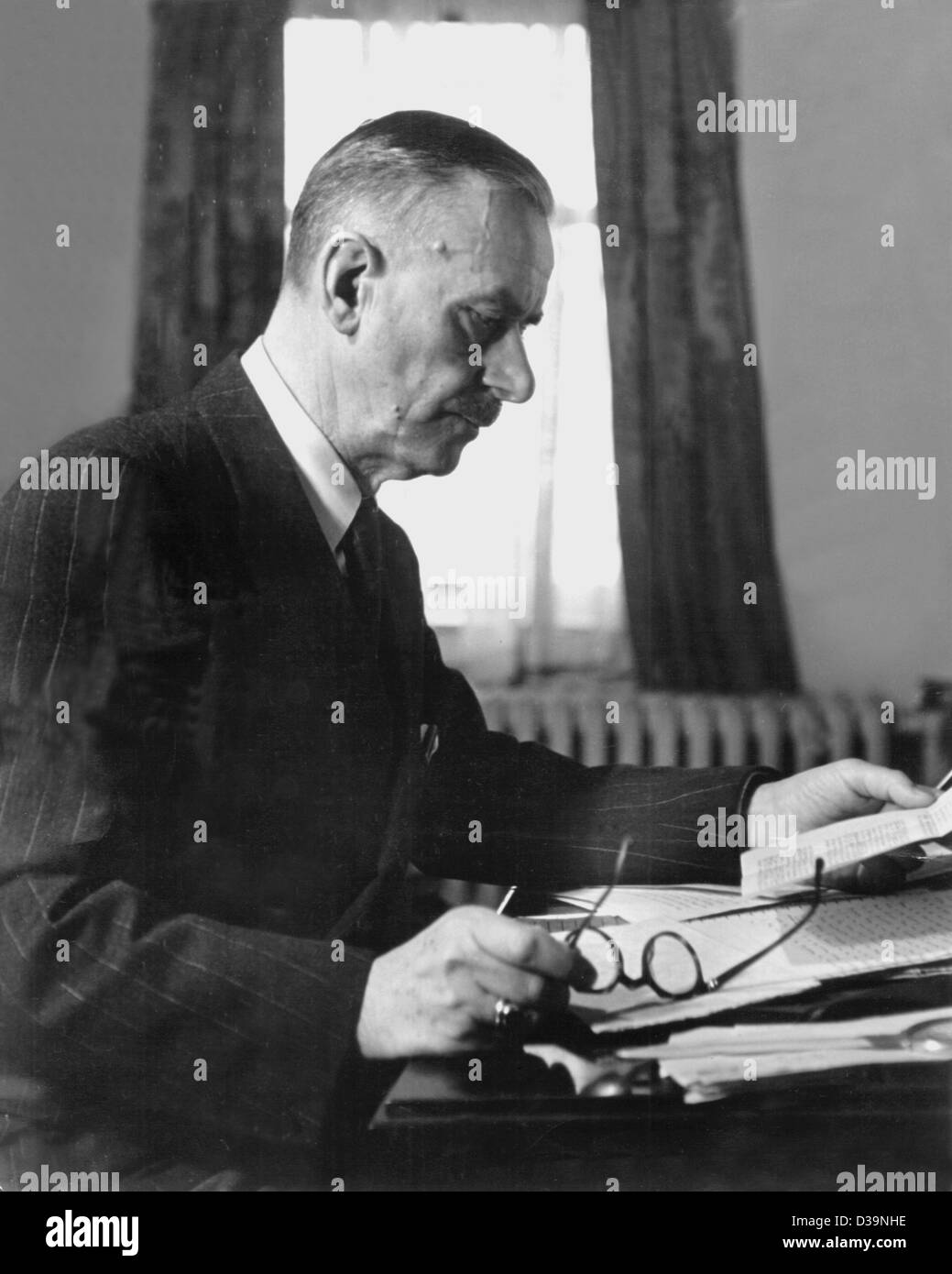 (dpa) - German author Thomas Mann (undated filer). His first novel 'Buddenbrooks' (1901) made him world-famous. Other important works are 'Death in Venice' (1912), 'The Magic Mountain' (1924) and 'Confessions of Felix Krull' (1954). He received the Noble Prize in literature in 1929. As critic of the Stock Photo