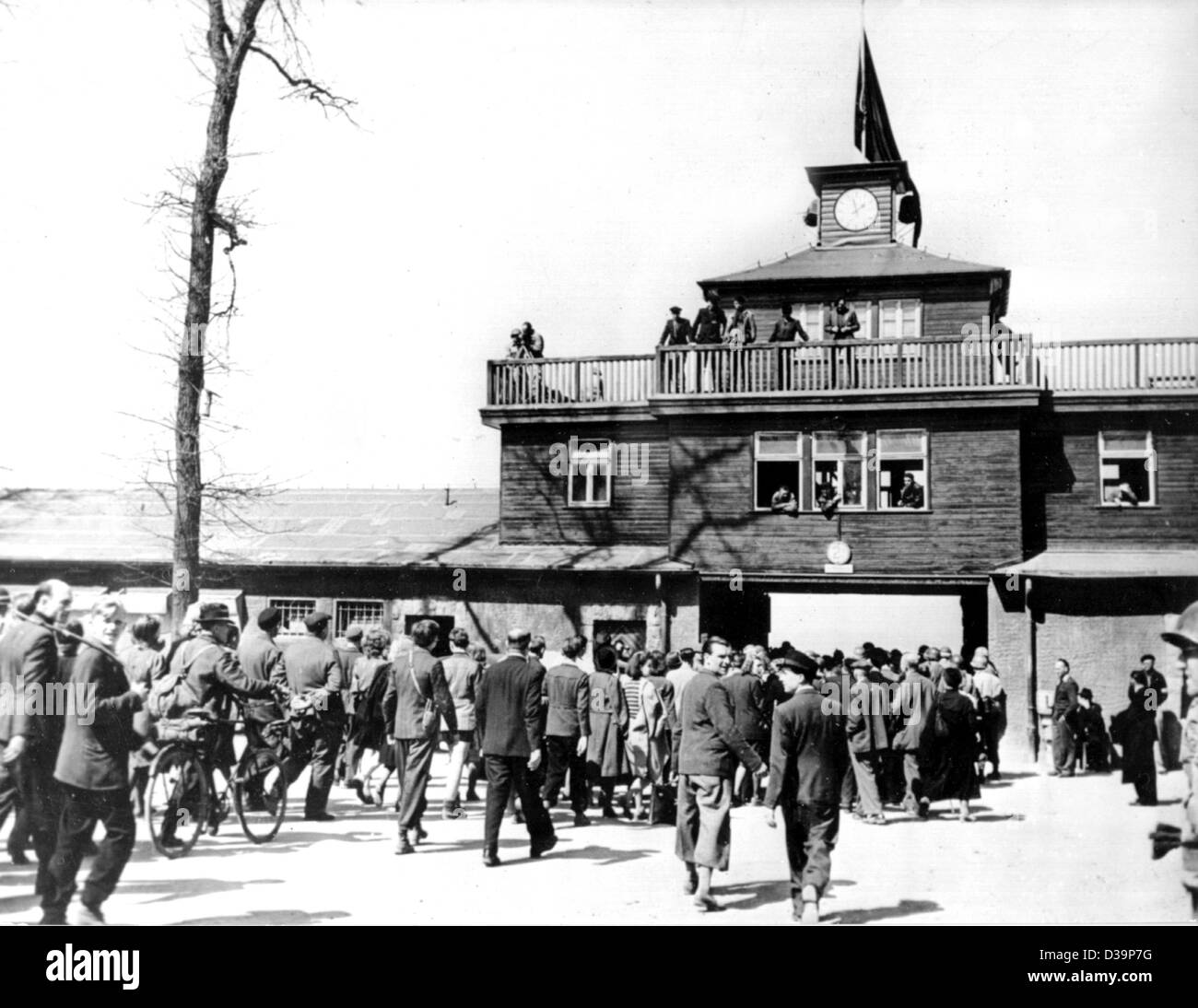 (dpa files) - A crowd of people is walking happily into the Nazi concentration camp Buchenwald near Weimar, Germany (undated). After the liberation of the camp in April 1945, American military police have forced German civilians to get an idea of the atrocities by visiting the camp. This started lik Stock Photo