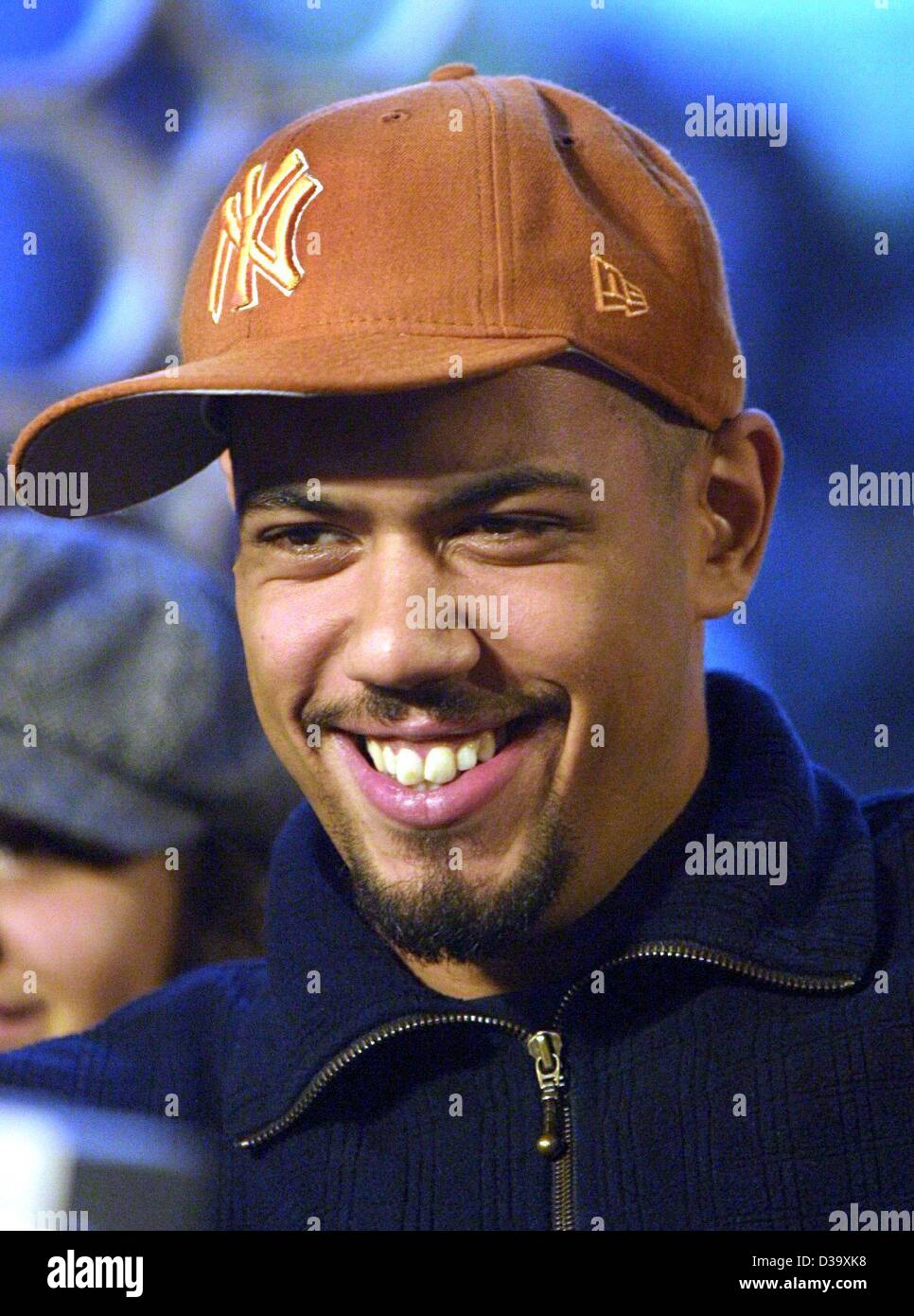 MTV awards ( dpa) - German singer Samy Deluxe during a press conference for the MTV Europe Music Awards ceremony in Frankfurt / Germany, 8.11.2001. Deluxe received the prize as 'Best German Act'. Artists of the international music scene were awarded in a total of 22 categories. Many of them preferre Stock Photo