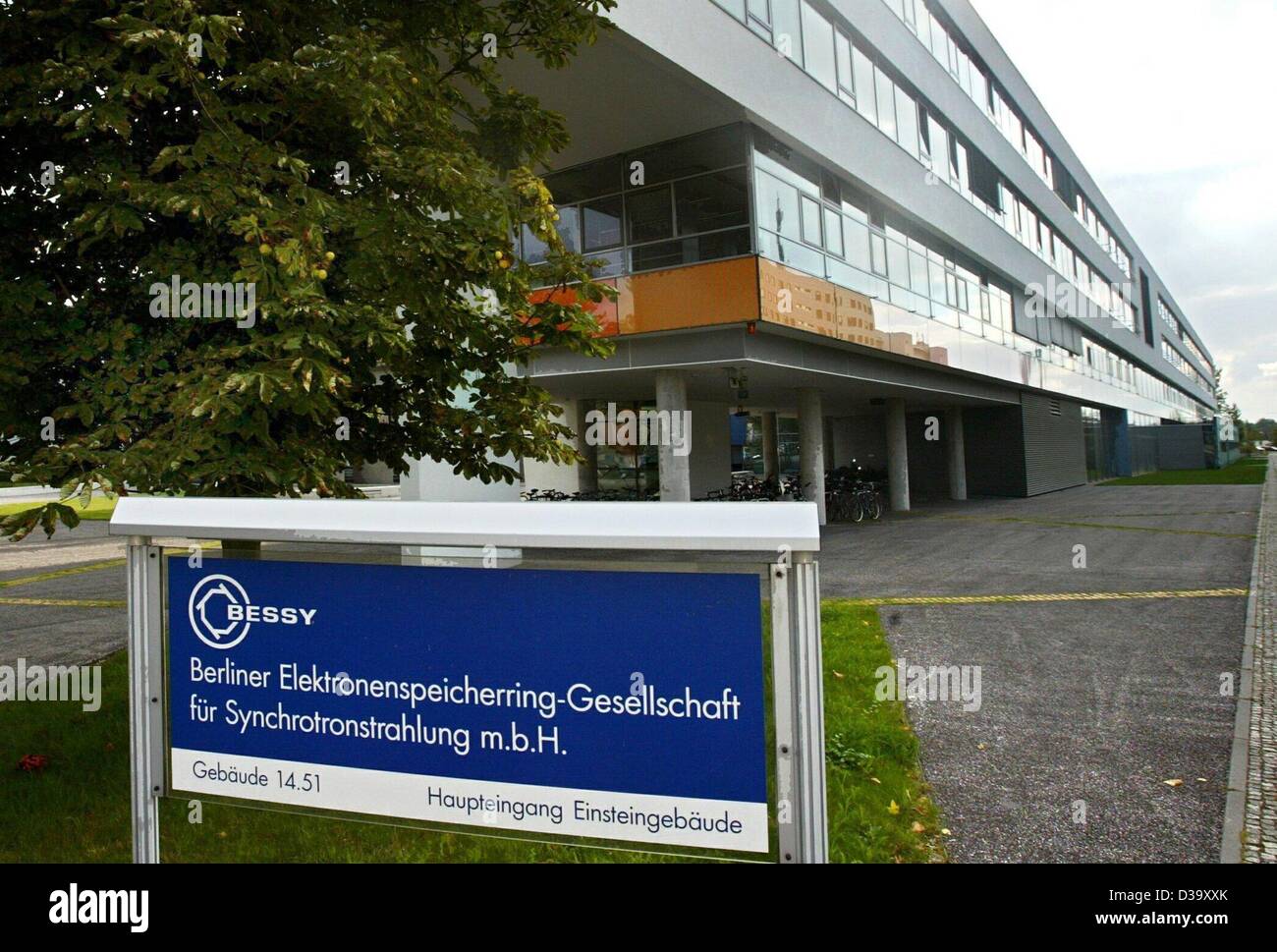 A view of the main entrance to the Einstein building (Einsteingebaeude) of the 'Berlin electron storage ring company for synchrotron radiation', BESSY (Berliner Elektronenspeicherring-Gesellschaft fuer Synchrotronstrahlung), in Berlin-Adlershof, Germany, 1 October 2003. Stock Photo