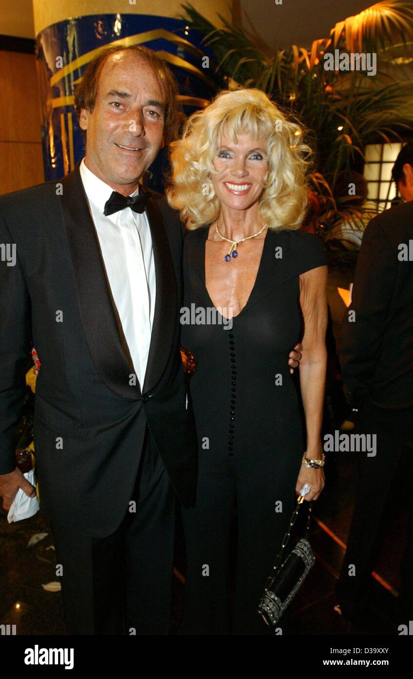 (dpa) - Jetset lady Gunilla von Bismarck and her husband Luis Ortiz-Moreno pose during the UNESCO Children's Fund benefit gala held at a hotel in Neuss, Germany, 8 November 2003. 1,400 celebrities and politicians attended the charity gala organised by Unesco representative Ohoven. Last year, in a si Stock Photo