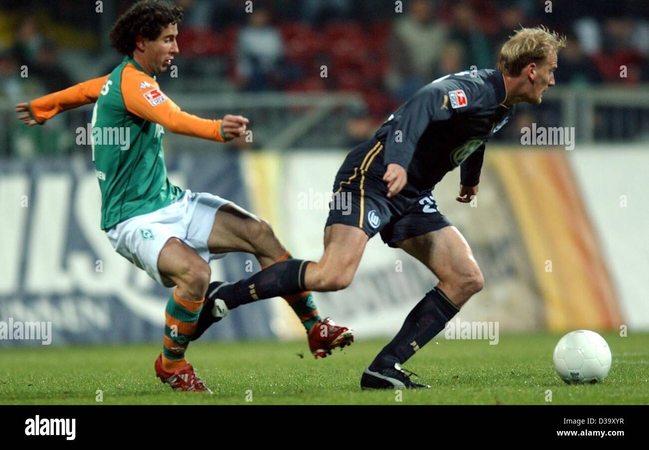 (dpa) - Bremen's Krisztian Lisztes (L) pursuits Wolfsburg's Miroslav Karhan during the DFB Cup game of Werder Bremen against VfL Wolfsburg in Bremen, Germany, 28 October 2003. Bremen won 3-1 and enters the Round of 16. Stock Photo