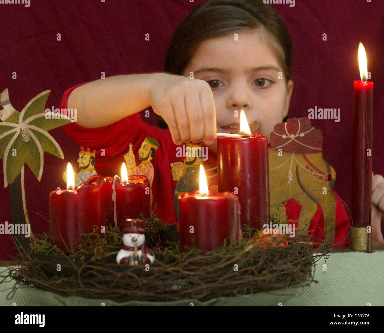 The six-year-old Hanna lights the fourth candle of an advent wreath in Neukirch-Vluyn, Germany, 21 December 2003. Stock Photo