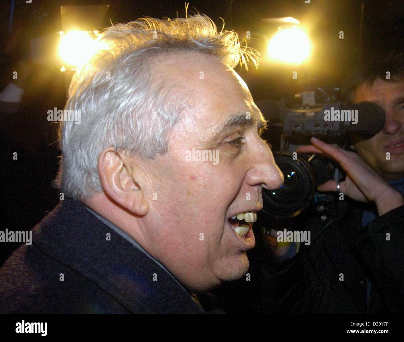 (dpa) - Egon Krenz, the last communist leader of East Germany, adresses the media as he is released from jail after serving more than half of a six-and-a-half-year sentence for authorizing fatal shootings at the Berlin Wall, in Berlin, 18 December 2003. Krenz had only a brief moment of power after E Stock Photo
