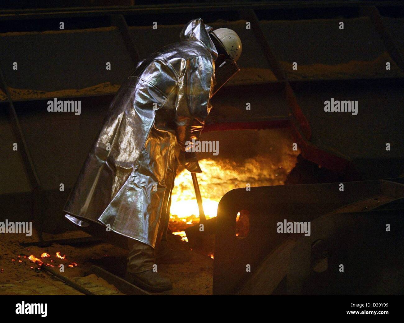 (dpa) - An employee works in a blast furnace at the ThyssenKrupp steelworks in Duisburg-Bruckhausen, western Germany, 1 September 2003. The factory manufactures steel parts which are used for the construction of cars, washing machines and wind turbines. 13,000 people are employed at ThyssenKrupp, an Stock Photo