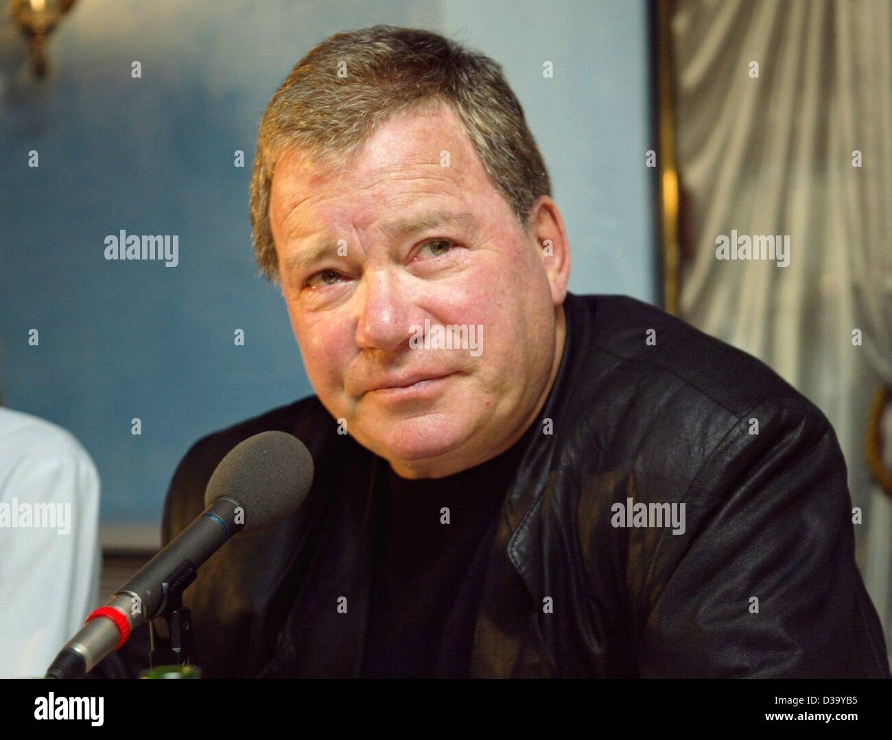 (dpa) - US actor William Shatner during a press conference in Munich, 1.3.2002. She received a film award by German private tv channel 'Kabel 1' at a gala later that evening. Shatner's tv classic 'Star Trek' was honored as 'Most successful tv serial'. Stock Photo