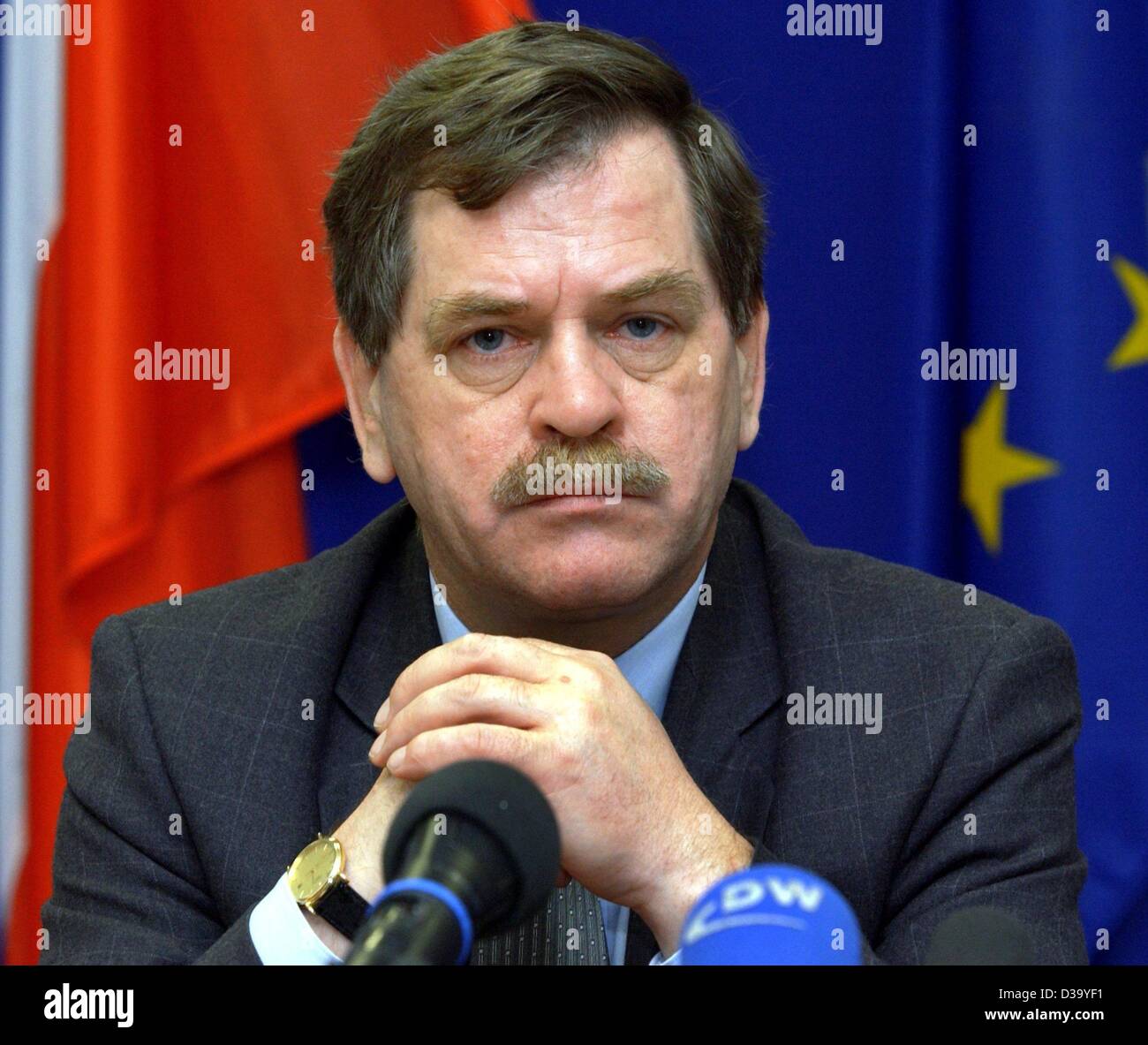 (dpa) - Krzysztof Janik, Polish Minister of the Interior, at a press conference in Berlin, 18.2.2002. Germany and Poland signed a bilateral treaty ruling the cooperation of police and border guards in their common frontier area. Stock Photo