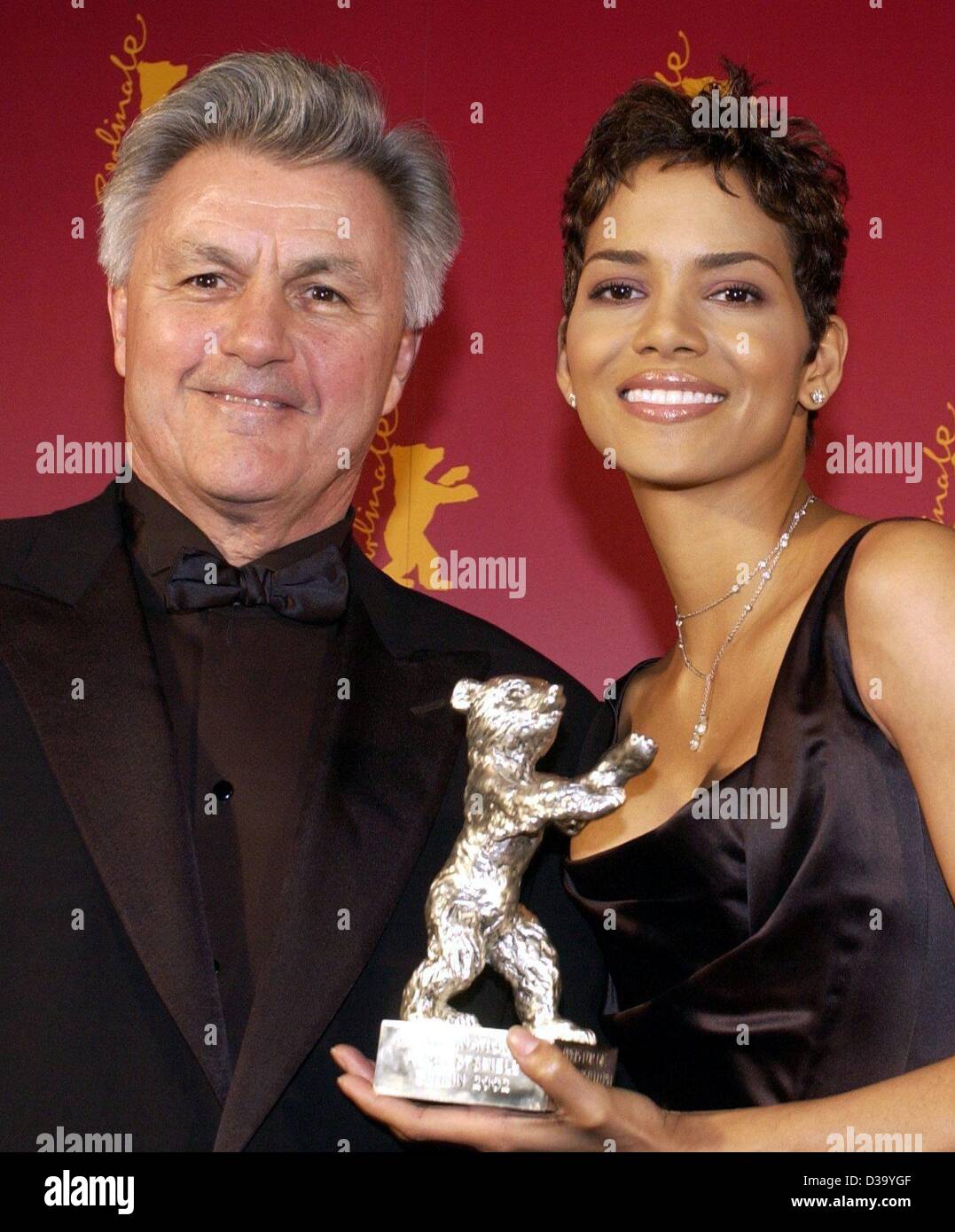 (dpa) - Berlinale: US novelist John Irving poses with Hollywood actress Hall Berry after handing the Silver Bear as 'Best actress' to her, 17.2.2002. Berry received the actors' award of the Berlin Film Festival for her leading role in 'Monster's Ball'. The award ceremony closed the 52. International Stock Photo