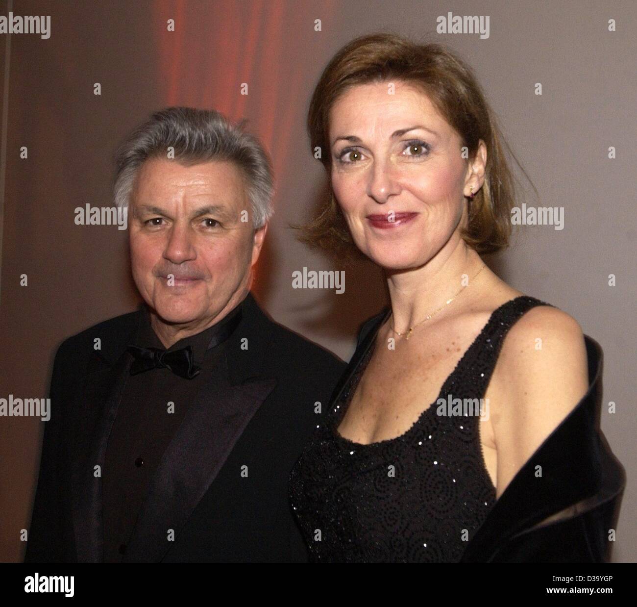 (dpa) - Berlinale: US novelist John Irving and his wife Jeanette arrive for the award ceremony of the 52. International Film Festival in Berlin, 17.2.2002. Irving handed the Silver Bear for 'Best actress' to Hollywood actress Hall Berry. Stock Photo