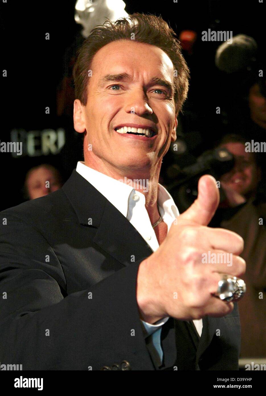 (dpa) - Berlinale: Hollywood star Arnold Schwarzenegger shows the thumb
