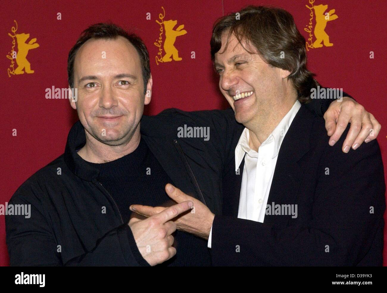 (dpa) - Berlinale: US actor Kevin Spacey (l) and Swedish film director Lasse Hallstroem joke during the press conference presenting their film 'The Shipping News' at the 52. International Film Festival in Berlin, 11.2.2002. The movie is one of the 23 films competing to win a trophy, the Golden or th Stock Photo