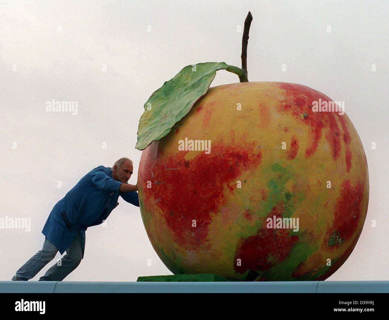 (dpa files) - Apples seem to grow bigger every year... This one, however, is made of paper-mache and functions as eyecatcher on the roof of a car dealer in Frankfurt, 12 October 1996. Stock Photo