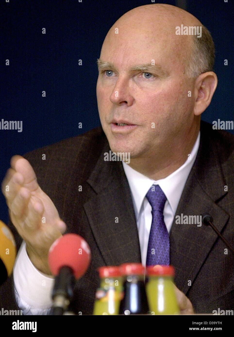 (dpa) - US scientist Craig Venter speaks at a press conference in Frankfurt, 13 March 2002. The 54-year-old biologist was awarded the Paul Ehrlich and Ludwig Darmstaedter Prize for his method of deciphering genomes. Venter was the first to decipher the entire genome of an organism in 1995. The virus Stock Photo